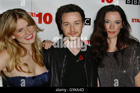 Alice Eve (à gauche), James McAvoy et Rebecca Hall arrivent pour la première de Starter for Ten, au cinéma Coronet dans le centre de Londres. Banque D'Images