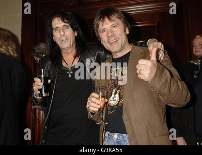 Alice Cooper (à gauche) et Bruce Dickinson, chanteur d'Iron Maiden, lors du Classic Rock Roll of Honor Awards, à l'hôtel Langham, dans le centre de Londres. Banque D'Images