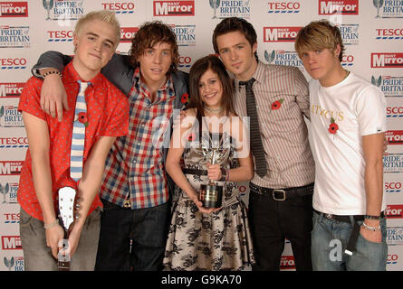 Le groupe pop McFly, avec Kirsteen Lupton âgé de 12 ans, de Glasgow, qui a reçu le prix de levée de fonds de l'année, lors du Daily Mirror Pride of Britain Awards aux studios de télévision de Londres dans le centre de Londres. Banque D'Images