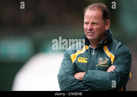 L'entraîneur sud-africain Jake White à leur entraînement à Lansdowne Rd. Dublin avant leur affrontement avec l'Irlande demain. Banque D'Images