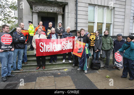 Le Sinn Fein de travail militant sur corrib gas refinery Banque D'Images