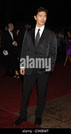 Rick Yune arrive pour la première mondiale et la performance royale du nouveau film James Bond, Casino Royale, à l'Odeon de Leicester Square, dans le centre de Londres. Banque D'Images