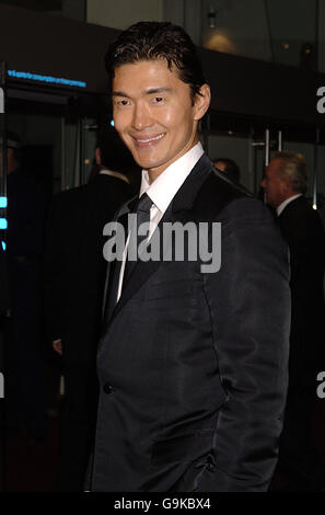 Rick Yune arrive pour la première mondiale et la performance royale du nouveau film James Bond, Casino Royale, à l'Odeon de Leicester Square, dans le centre de Londres. Banque D'Images