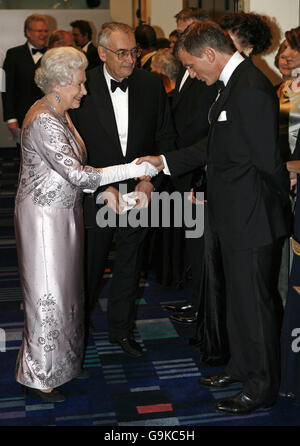 La reine Elizabeth II de Grande-Bretagne rencontre l'acteur James Bond Daniel Craig lors de la première mondiale du nouveau film Bond Casino Royale à Leicester Square, Londres. Banque D'Images