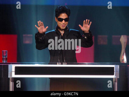 Prince est intronisé au Music Hall of Fame du Royaume-Uni, à l'intérieur du palais Alexandra, dans le nord de Londres. Banque D'Images