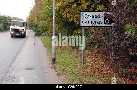 Affiche de caméra de vitesse vandalisée avec des graffitis.Un panneau de caméra de vitesse sur London Road à Purfleet a été vandalisé par une personne inconnue avec des graffitis. Banque D'Images