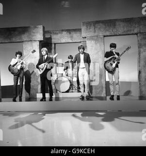 Un décor de Stonehenge pour le groupe pop The Rolling Stones lorsqu'ils enregistrent à Teddington Studios, Middlesex, à la télévision d'ABC, pour l'émission télévisée « Thank Your Lucky Stars ».(De gauche à droite : Bill Wyman, Brian Jones, Charlie Watts, Mick Jagger et Keith Richards.) Banque D'Images