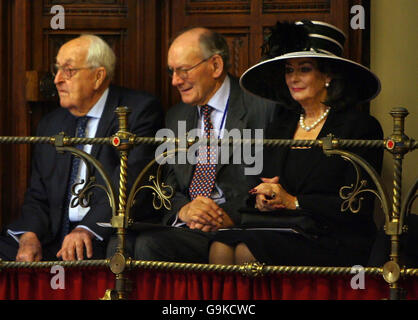 Pauline Prescott (à droite), épouse du vice-premier ministre britannique John Prescott, regarde depuis un balcon à la Chambre des Lords avant le discours de la Reine lors de l'ouverture du Parlement à Londres. Banque D'Images