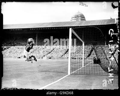 Football - finale de la coupe FA - Newcastle United / Manchester City - Wembley Stadium.Bert Trautmann, gardien de but de Manchester City, fait une économie de plongée Banque D'Images
