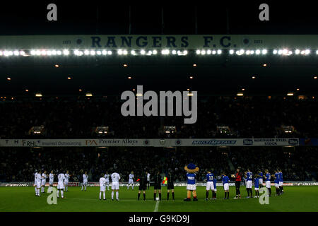 Soccer - CIS Cup - quart de finale - Rangers contre St Johnstone - Ibrox.Les joueurs des Glasgow Rangers et de St Johnstone observent un silence de quelques minutes avant de se lancer à la mémoire de Bobby Shearer Banque D'Images