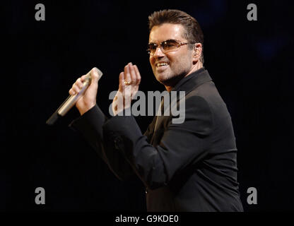 Le chanteur George Michael se produit à la MEN Arena de Manchester lors de sa tournée mondiale « 25 Live ». Banque D'Images