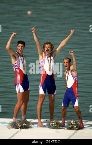 (G-T-D) GREG SEARLE, JONATHAN SEARLE ET COX GARRY HERBERT CÉLÈBRENT LA VICTOIRE DE L'OR DANS LES ARO DE LA PAIRE COX Banque D'Images