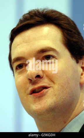 Le chancelier de l'ombre George Osborne prend la parole à la place du chef du parti conservateur David Cameron lors de la conférence annuelle de la Confédération de l'industrie britannique (CBI) au Business Design Center dans le nord de Londres. Banque D'Images