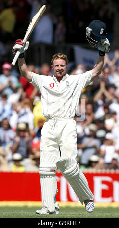 Paul Collingwood, de l'Angleterre, célèbre après avoir atteint son double siècle contre l'Australie au cours du deuxième jour du deuxième Test Match à l'Adelaide Oval, Adélaïde, Australie. Banque D'Images