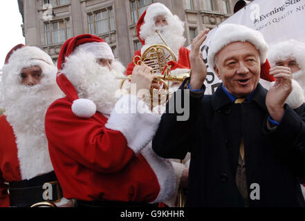 Le maire de Londres, Ken Livingstone, rejoint les amateurs de shopping à Londres en profitant de la circulation libre d'Oxford et de Regent Street le premier samedi de décembre. Banque D'Images