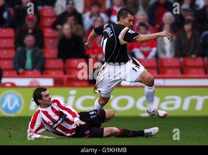 Keith Gillespie (l) de Sheff United défie Darren Ambrose de Charlton Athletic Banque D'Images