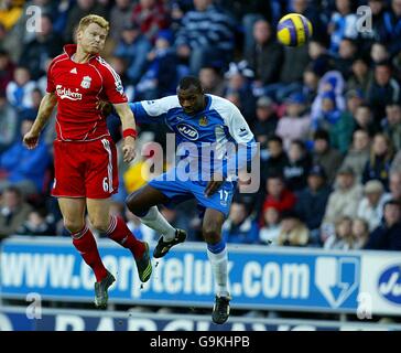 Soccer - FA Barclays Premiership - Wigan Athletic v Liverpool - le JJB Stadium.John Arne de Liverpool et Riise Emmerson Boyce de Wigan Athletic en action Banque D'Images