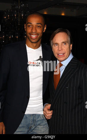 France & Arsenal footballeur Thierry Henry (à gauche) et designer Tommy Hilfiger à un photocall pour annoncer un nouveau partenariat passionnant, dans le Hilfiger Store de Regent Street, dans le centre de Londres. Banque D'Images