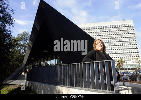 L'architecte Zaha Hadid à l'inauguration officielle du cinquième centre de cancérologie Maggie à l'hôpital Victoria de Kirkcaldy. Banque D'Images