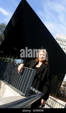 L'architecte Zaha Hadid à l'inauguration officielle du cinquième centre de cancérologie Maggie à l'hôpital Victoria de Kirkcaldy. Banque D'Images