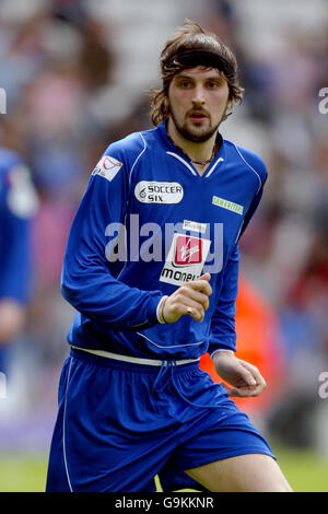 Football - six finales de football - Birmingham City football Club St Andrews Stadium. Sergio Pizzorno du groupe Kasabian pendant le match Banque D'Images