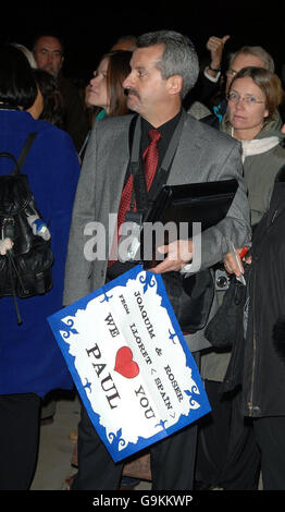 Sir Paul McCartney en concert - Londres.La foule se réunit pour le concert de Sir Paul McCartney au Royal Albert Hall, à l'ouest de Londres. Banque D'Images