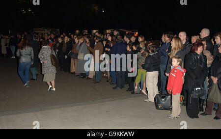 La foule se réunit pour le concert de Sir Paul McCartney au Royal Albert Hall, à l'ouest de Londres. Banque D'Images