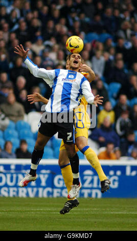 Marcus Tudgay de Sheffield Wednesday et Darren Kenton de Leicester City en action lors du match de championnat de Coca-Cola League à Hillsborough, Sheffield. Banque D'Images