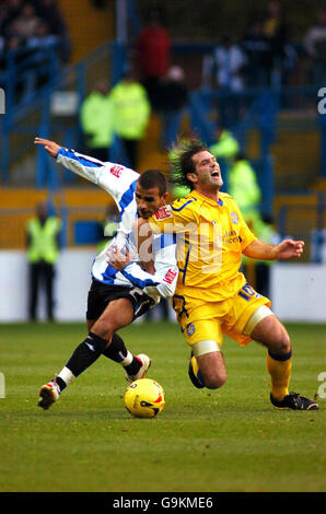 Marcus Tudgay de Sheffield Wednesday et Andy Johnson de Leicester City en action lors du match de championnat de la Coca-Cola League à Hillsborough, Sheffield. Banque D'Images