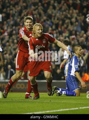 Soccer - FA Barclays Premiership - Liverpool v Reading - Anfield.Dirk Kuyt, de Liverpool, célèbre son deuxième but alors que le capitaine Steven Gerrard regarde Banque D'Images