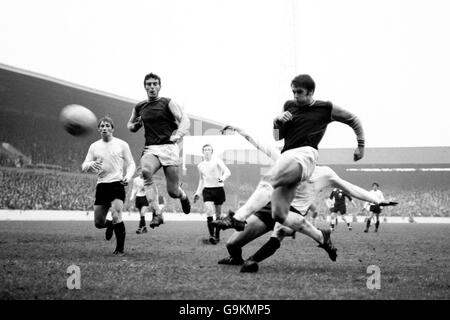 Colin Todd (l) de Sunderland et Trevor Brooking (c) de West Ham United se pencheront sur l'image de Geoff Hurst (r) de West Ham United, qui tire sur une balle avant que Cecil Irwin (r, caché) de Sunderland ne puisse se dégager Banque D'Images