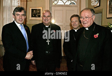 Gordon Brown, chancelier de l'Échiquier britannique (à gauche), rencontre les chefs religieux le Cardinal Keith O'Brien (2ème à gauche) l'Archevêque Faustino Sainz Munoz, le Nonce apostolique à la Grande-Bretagne (2ème à droite) et le Cardinal Renato Martino, Président du Conseil pontifical de Justice et de paix, au 11 Downing Street dans le centre de Londres. Titre : LA POLITIQUE Brown Banque D'Images