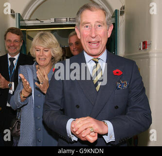 Le Prince Charles, le Prince de Galles, et Camilla, la duchesse de Cornwall, lors d'une visite à l'hôpital Royal Victoria de Newcastle. Banque D'Images