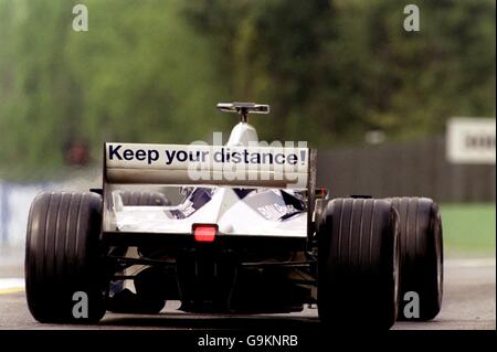 Un message de l'équipe Williams aux autres pilotes de l'aile de la voiture de Juan Pablo Montoya pendant l'entraînement à Imola, à la suite des collisions avec Rubens Barrichello, Jos Verstappen et Jacques Villeneuve qui ont coûté Montoya et Ralf Schumacher course se termine cette saison Banque D'Images