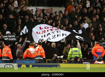 Les fans de Manchester United montrent leurs sentiments pendant le match avec Une bannière « Love United Hate Glazer » Banque D'Images