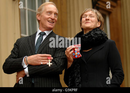 L'acteur Charles Dance avec son OBE et la directrice du théâtre et de l'opéra Deborah Warner avec son CBE, après les avoir recueillis de la reine Elizabeth II lors d'une cérémonie d'investiture à Buckingham Palace, Londres. Banque D'Images