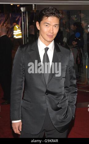 Rick Yune arrive pour la première mondiale et la Royal Performance de Casino Royale, Odeon Leicester Square, Londres.Date de la photo: Mardi 14 octobre 2006.Le crédit photo devrait se lire comme suit : Ian West/PA Banque D'Images