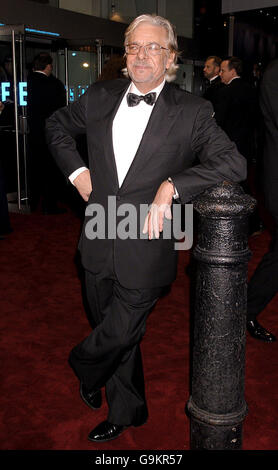 Giancarlo Giannini arrive pour la première mondiale et la performance royale du nouveau film James Bond, Casino Royale, à l'Odeon de Leicester Square, dans le centre de Londres. Banque D'Images