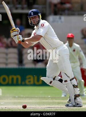 Cricket - Ashes tour match - Australie méridionale / Angleterre - troisième jour - Adelaide Oval.Andrew Flintox, de l'Angleterre, s'oppose à l'Australie du Sud lors du match de la tournée des Ashes à l'Adelaide Oval, Adélaïde, Australie. Banque D'Images