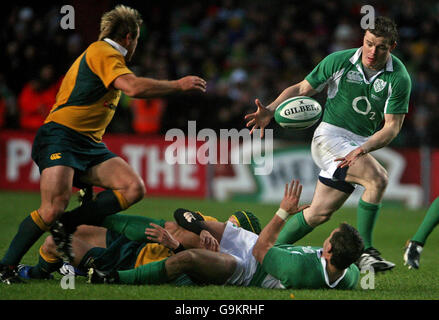 David Wallace d'Irlande passe le bal à Brian O'Driscoll lors du match international contre l'Australie à Lansdowne Road, Dublin, Irlande. Banque D'Images