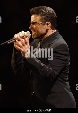 George Michael se produit à Manchester.Le chanteur George Michael se produit à la MEN Arena de Manchester lors de sa tournée mondiale « 25 Live ». Banque D'Images