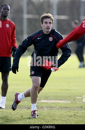 Gary Neville de Manchester United en action pendant la session d'entraînement à Carrington. Banque D'Images