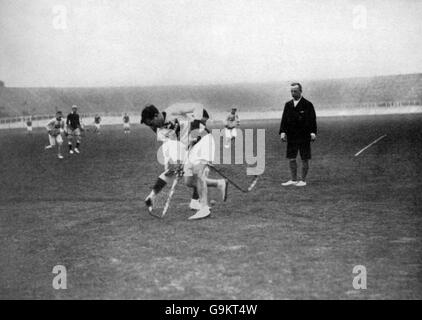 LaCrosse - Jeux Olympiques de Londres 1908 - finale - Grande-Bretagne / Canada - White City. Le capitaine du Canada Paddy Brennan combat pour le ballon Banque D'Images