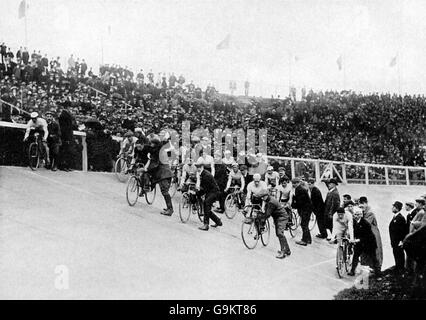 Cyclisme - Jeux Olympiques de Londres 1908 - 100km piste - finale - White City.Vue générale des concurrents avant le début de la finale Banque D'Images