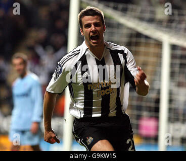 Steven Taylor, de Newcastle United, célèbre le deuxième but contre Celta Vigo lors du match H de la coupe de l'UEFA à St James Park, Newcastle. Banque D'Images