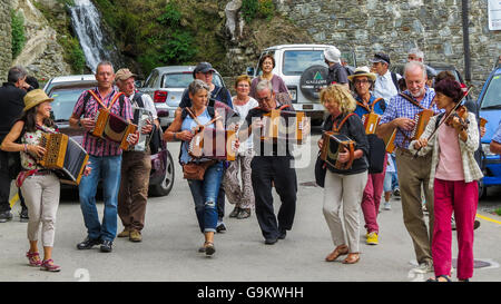 Un groupe de musiciens de l'accordéon et de l'exécution de marche dans la rue d'un petit village. Banque D'Images