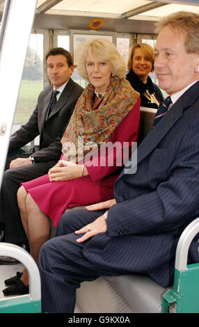 La duchesse de Cornouailles est assise avec Lord Sebastian COE (à gauche) et Hugh Thomas Président de la Fédération équestre britannique, dans un train électrique à Greenwich Park à, cet après-midi. Banque D'Images