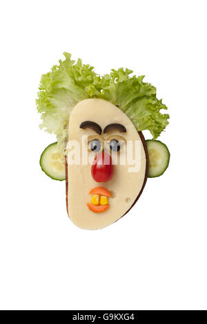 Funny face en pain et fromage sur fond isolé Banque D'Images