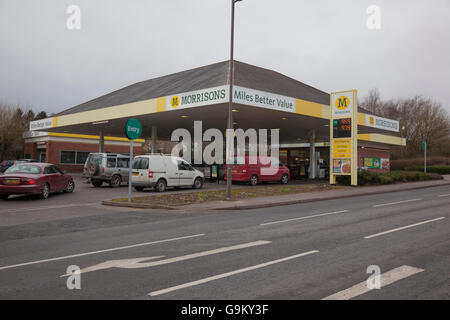 Station essence Morrisons avec de l'essence en dessous de $1 Banque D'Images