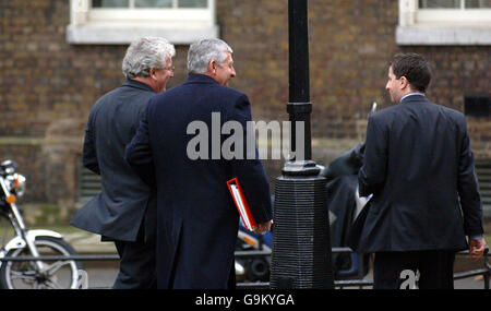 Le secrétaire de la Défense britannique des Browne (à gauche) et le leader de la Chambre des communes, Jack Straw (au centre), quittent Downing Street après une réunion du Cabinet. Banque D'Images